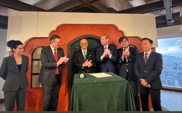Pacta Menchaca inversión de 2 mil mdd con farmacéutica canadiense